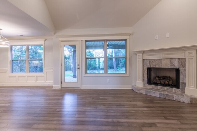 Building Photo - For Lease - 3 Beds, 2 Baths, 2300sqft home...