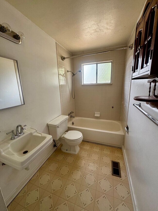 Building Photo - 3 Bedroom one level Home in Stratton Meadows