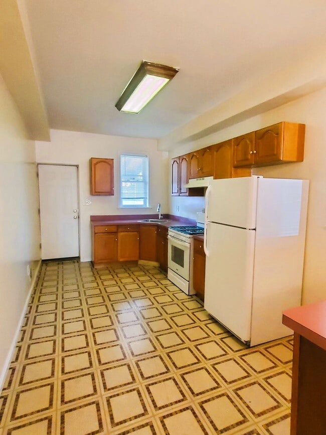 Building Photo - Large 3BR/1BA townhome in the Oliver neighborhood of East Baltimore. WATER INCLUDED