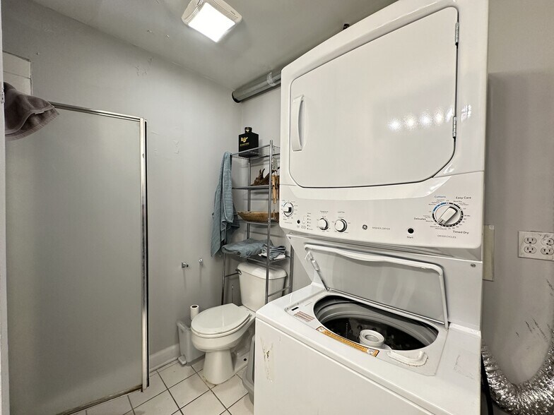 Building Photo - 825 W Buckingham Pl
