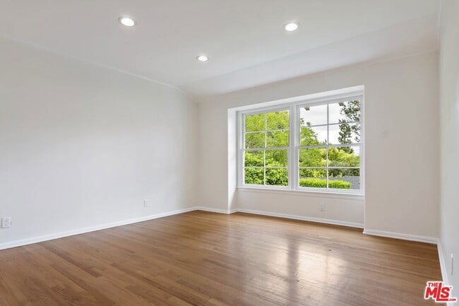 Building Photo - 18080 Karen Dr