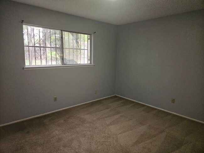 Building Photo - 2/2 Duplex in Leon Valley