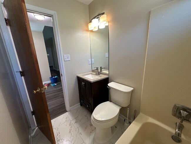 Building Photo - Woodlake - Richmond