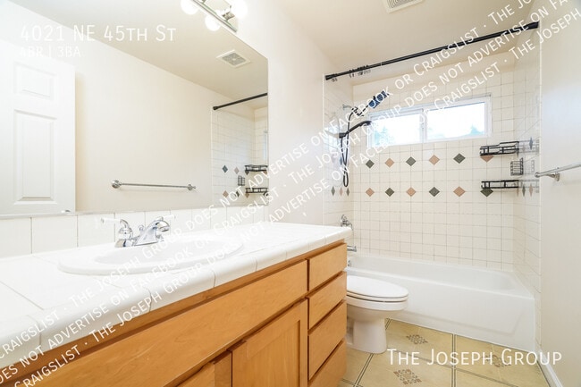 Building Photo - 4021 NE 45th St