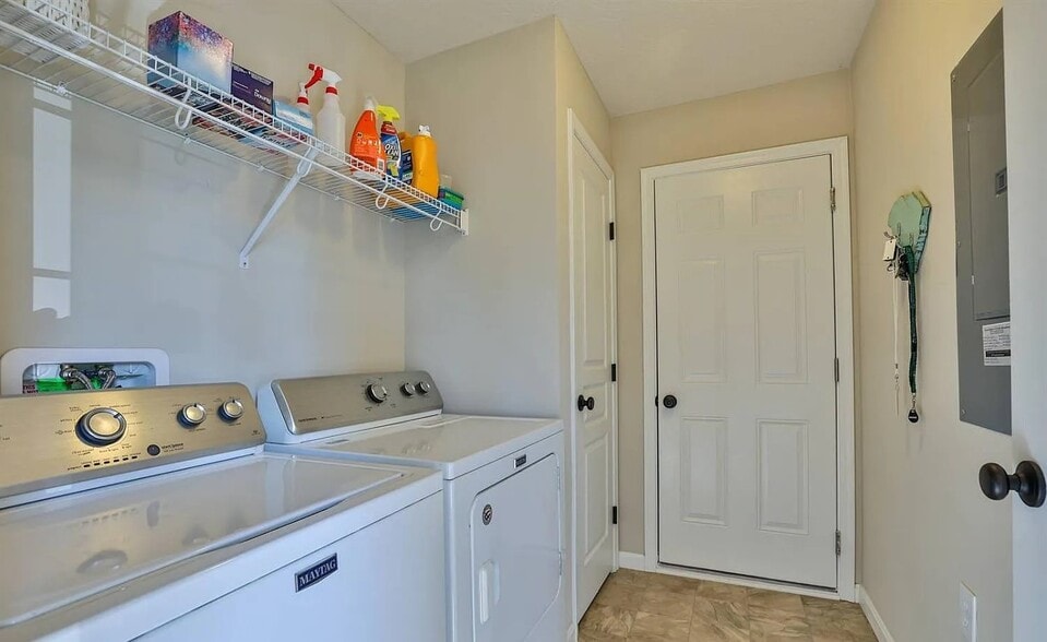 Building Photo - 7947 Oakbridge Way