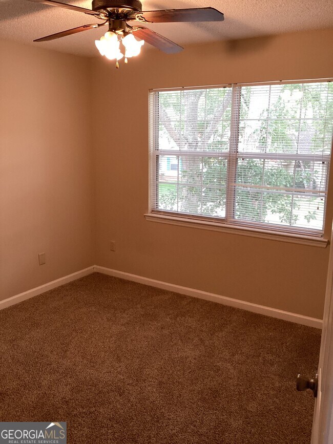 Building Photo - 209 Hallowes Dr