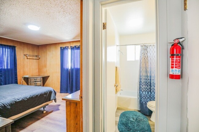 Building Photo - Cozy One Bedroom One Bath Retreat -  FURNI...