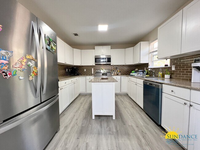 Building Photo - Custom upgrades in this beautiful Crestview home!