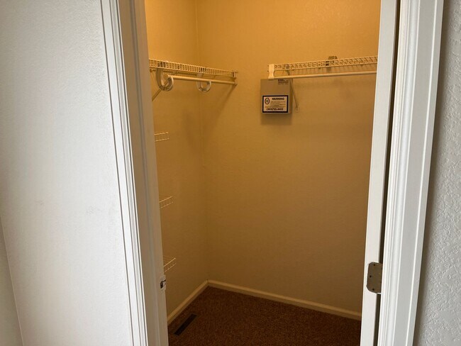 Building Photo - 3 bed 2.5 bath house beside Bear Creek Par...