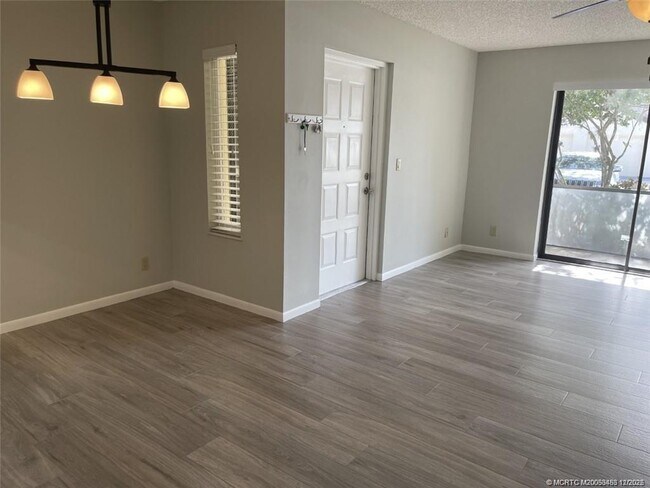 Building Photo - 2114 SW Silver Pine Way