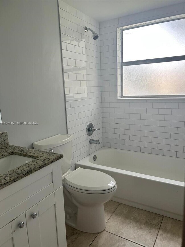 Building Photo - 802 Twin Lakes Dr