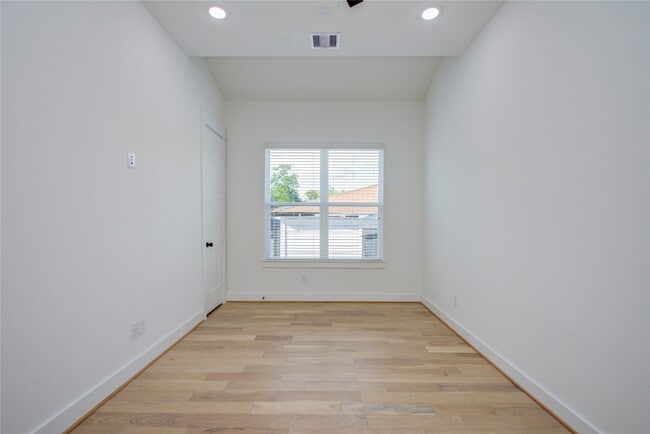 Building Photo - 3206 Live Oak St