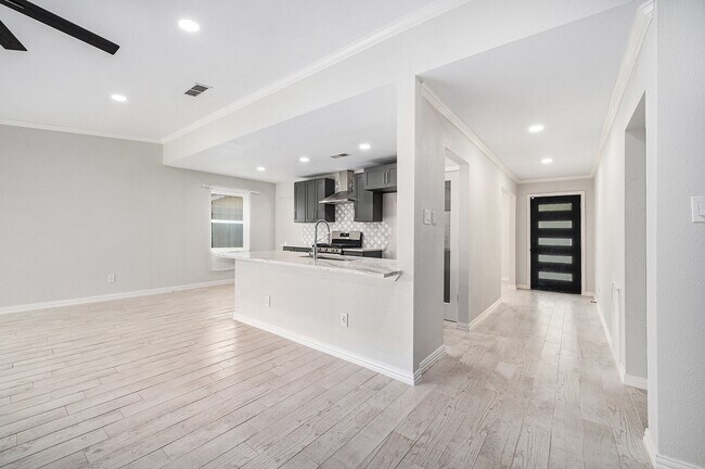 Building Photo - 10818 Hillcroft Ave