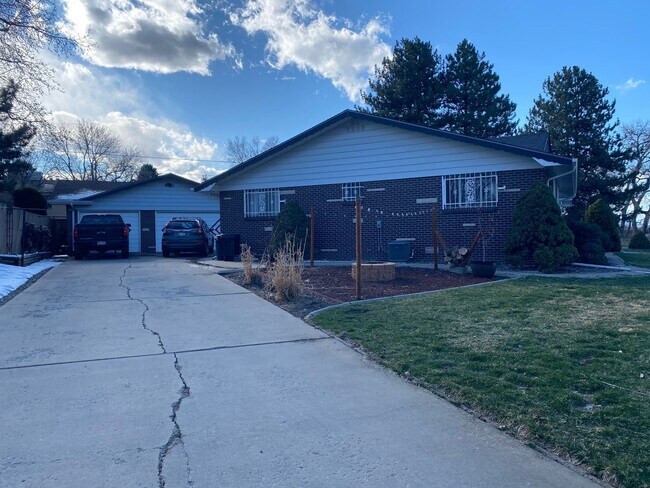 Building Photo - Charming 2BD, 1BA Wheat Ridge Duplex with 1-Car Garage