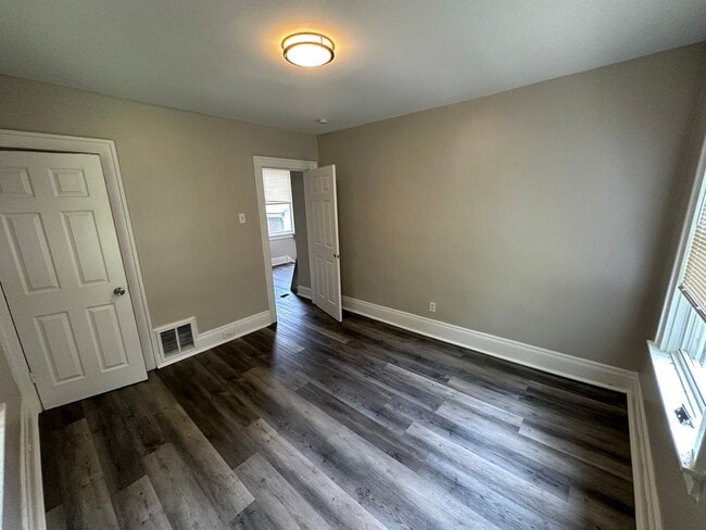 Building Photo - 722 Delhi Ave