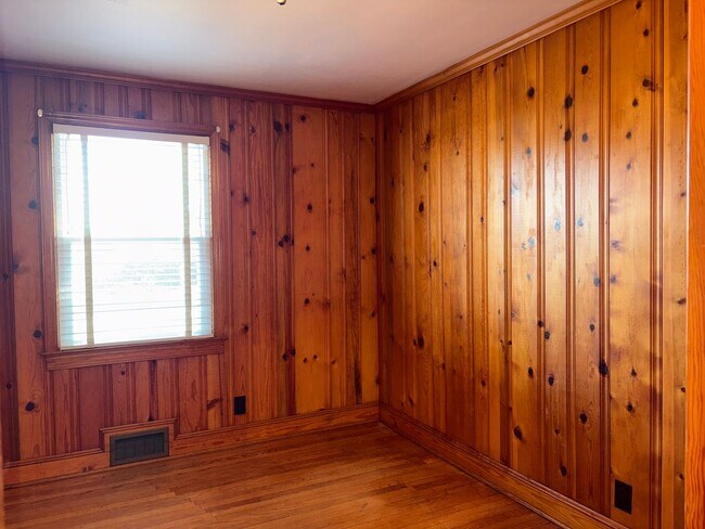 Building Photo - 3 Bedroom, 1.5 Bathroom House in Winston-S...