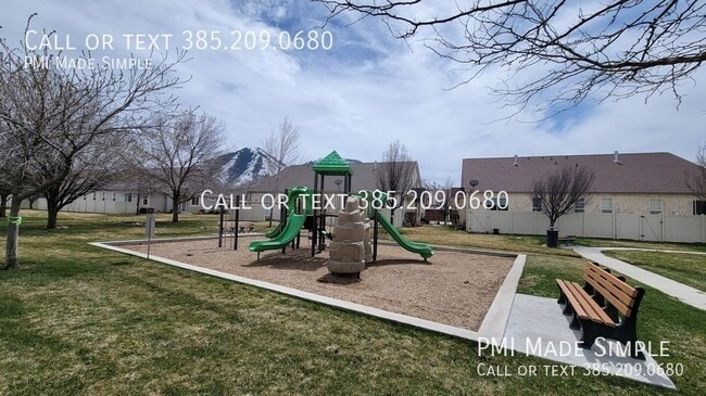 Building Photo - 3042 E Somerset Dr