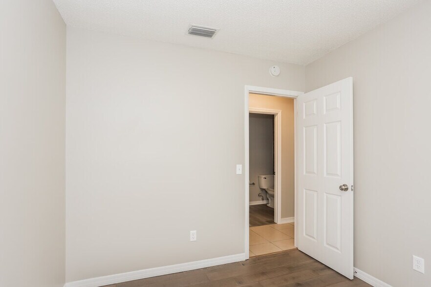Building Photo - 4035 Forecast Dr