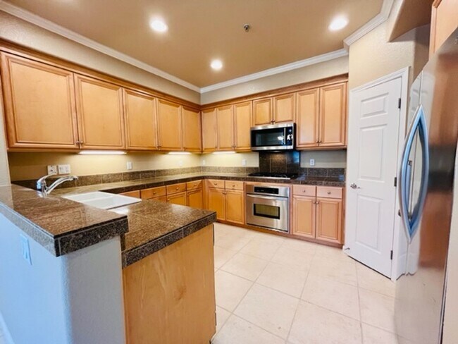 Building Photo - Beautiful 3BD/3BA, Two-Story Corner Unit C...