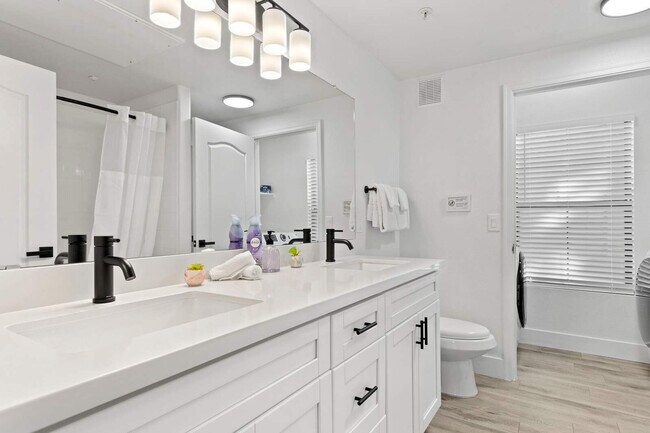 Building Photo - 875 W Pecos Rd