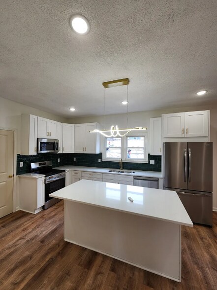 Building Photo - 304 Waller St