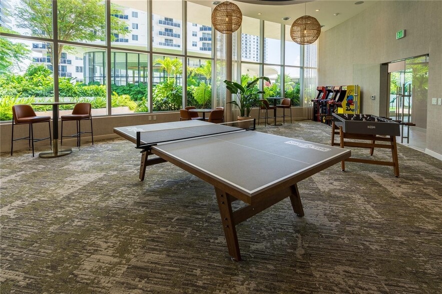 Building Photo - 700 NE 24th St