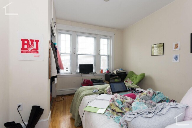 Building Photo - Avl 9/1 Huge renovated Coolidge Corner 4BR/3BA with AC!