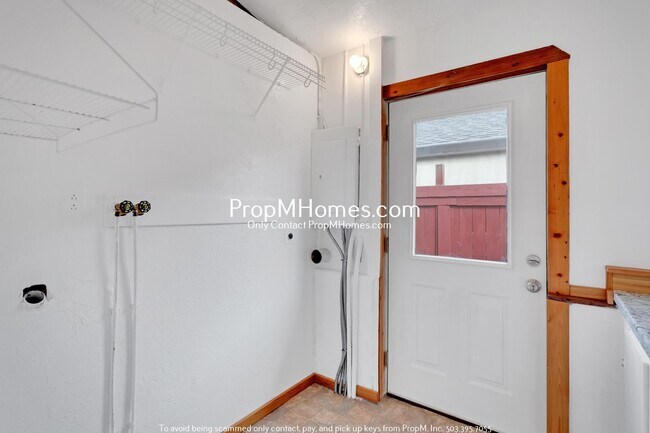 Building Photo - Updated Cottage in Gladstone!