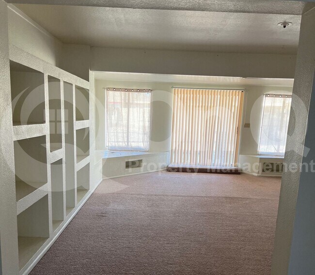 Building Photo - 570 N Villa Nueva Dr