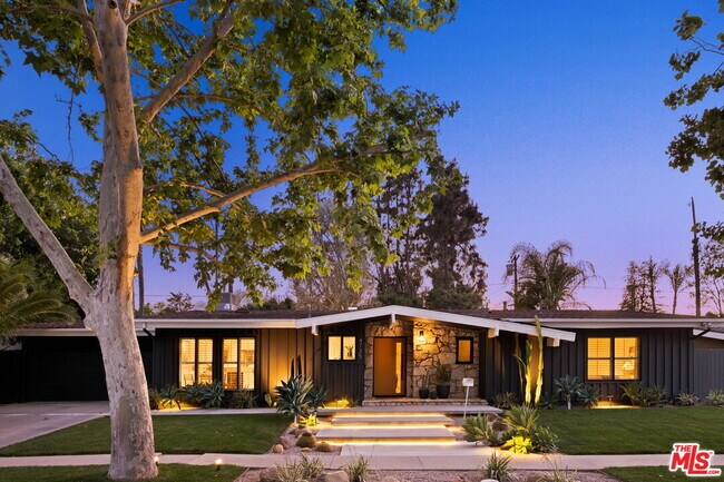 Building Photo - 4735 Degovia Ave