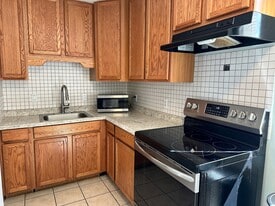 Building Photo - 3310 Treehaven Dr