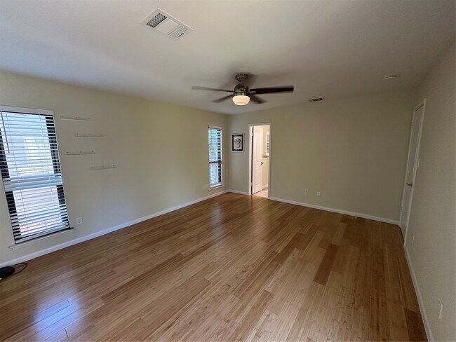 Building Photo - 9400 Doliver Dr