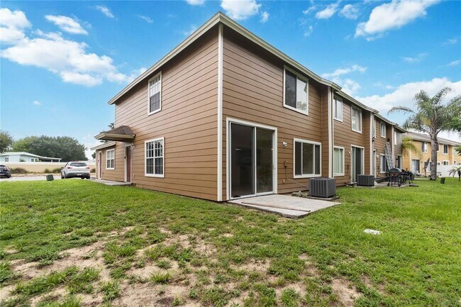 Building Photo - 2204 Fan Palm Dr