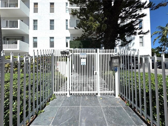 Building Photo - 1300 Alton Rd