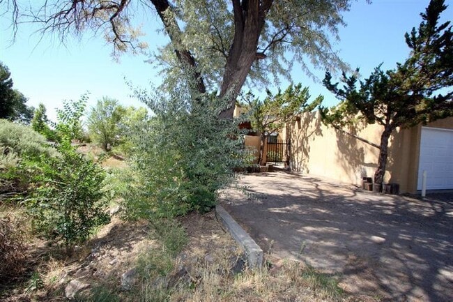 Building Photo - 830 Live Oak Rd NE