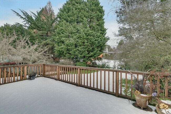 Building Photo - Seattle Home with HUGE yard in a Great Nei...