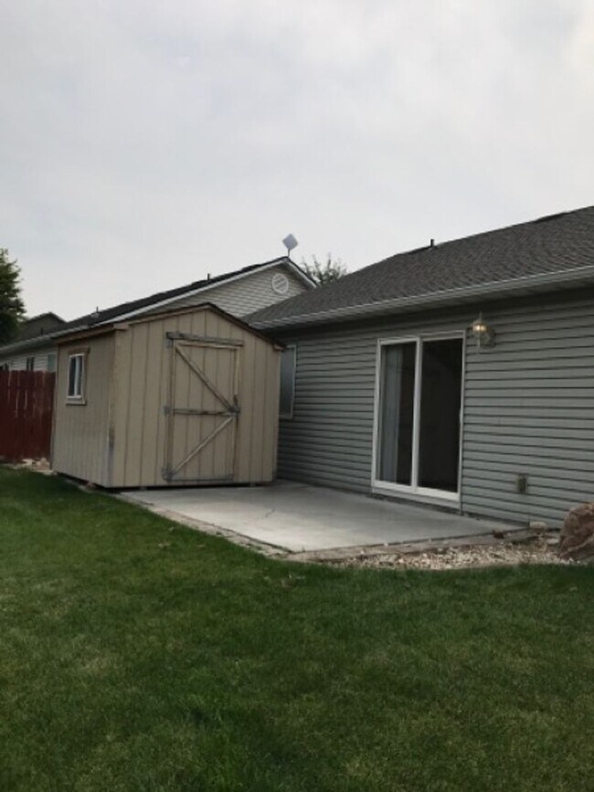 Building Photo - 555 Parkwood Dr