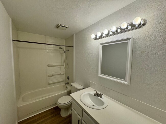 Building Photo - Stunning 2 Bed, 1 Bath w/ Laundry & AC in ...