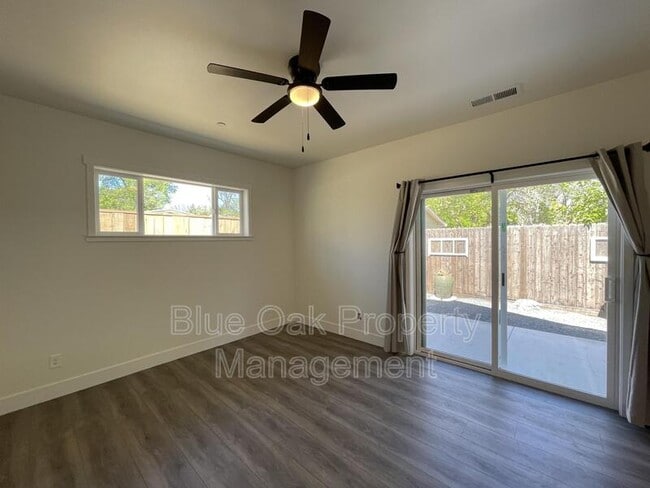 Building Photo - 266 E 6th Ave