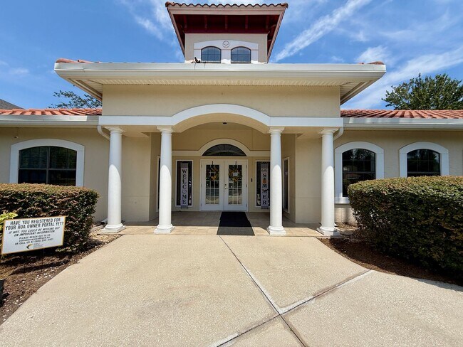 Building Photo - 3 bedroom, 3 bath Luxury Living Along the ...