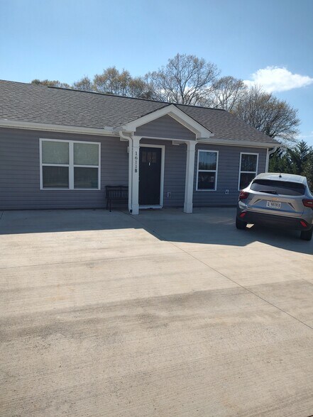Building Photo - 1611 N Green River Rd