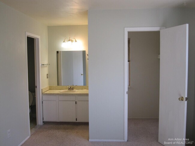 Building Photo - 3238 Alpine Dr