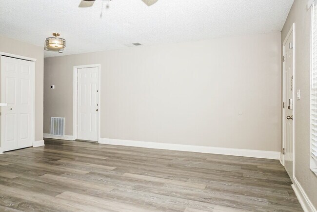 Building Photo - 1616 27th Ave E