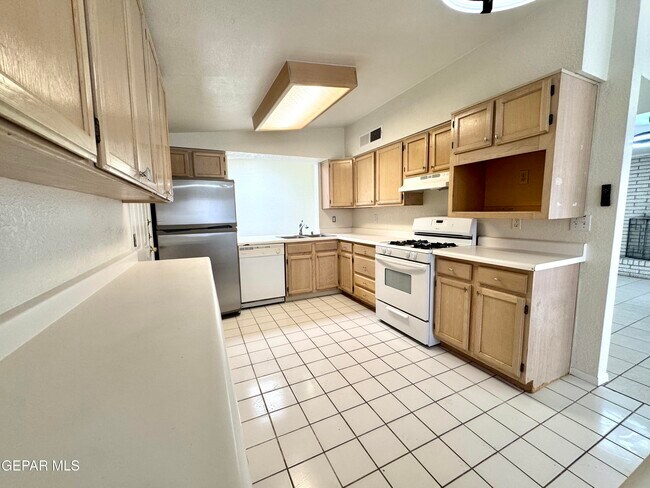 Building Photo - 9928 Acer Ave