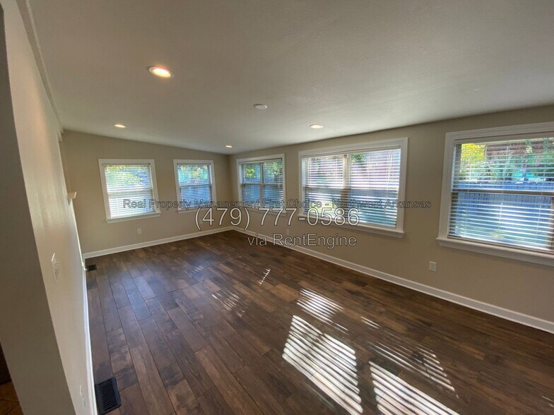 Building Photo - 2831 Strawberry Dr