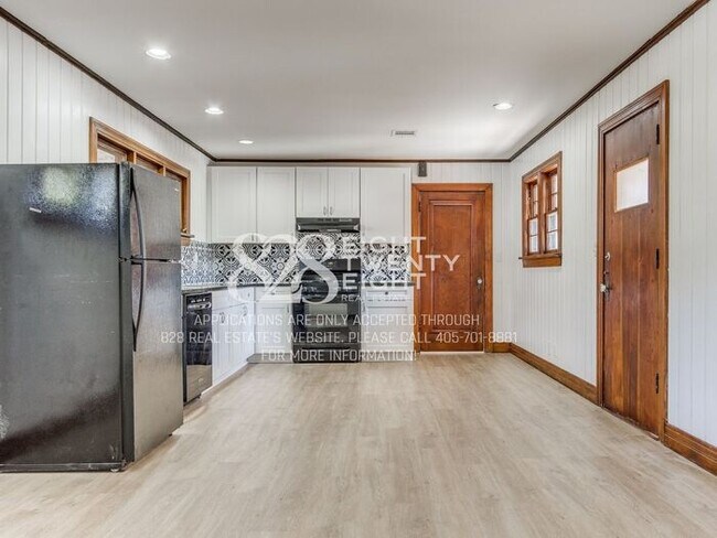 Building Photo - **AVAILABLE NOW!** 3 BED/2 BATH DUPLEX - CLOSE TO CAMPUS!