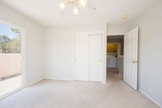 Building Photo - Charming 3bd/2.5 bath Condo