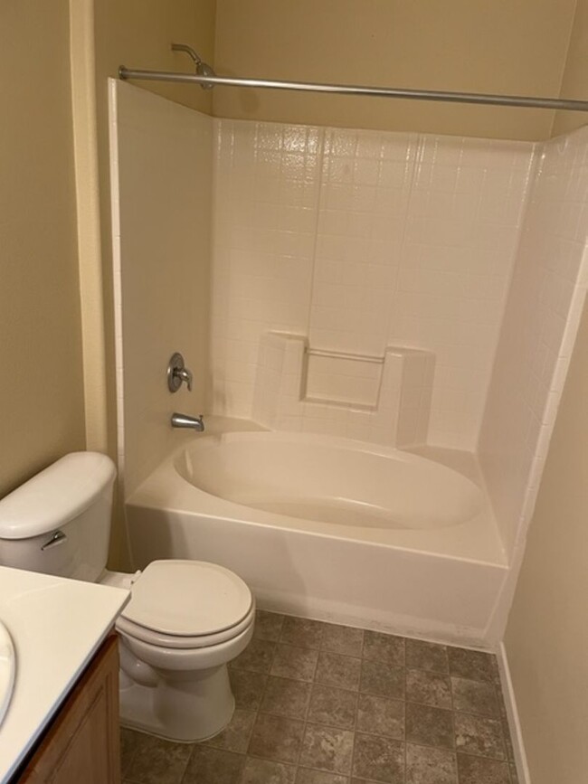Building Photo - 3 BEDROOMS 2 BATHS UPSTAIRS LEVEL UNIT