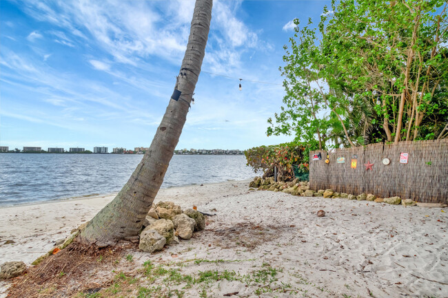 Building Photo - 1516 S Lakeside Dr