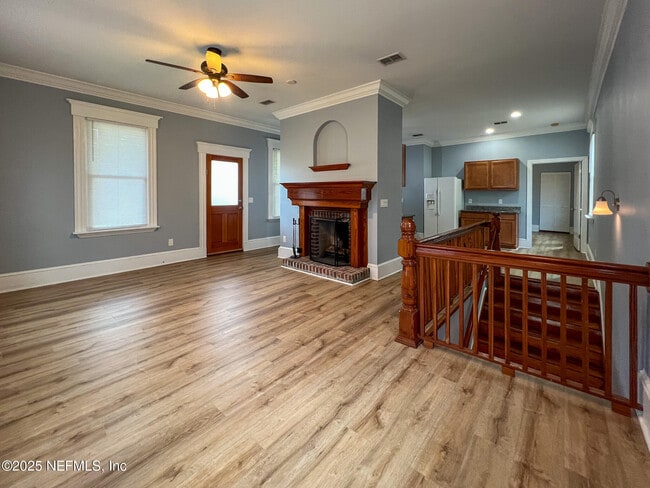 Building Photo - 136 E 6th St